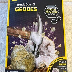 National Geographic Break Open 2 Geodes Kit - Discover Crystals